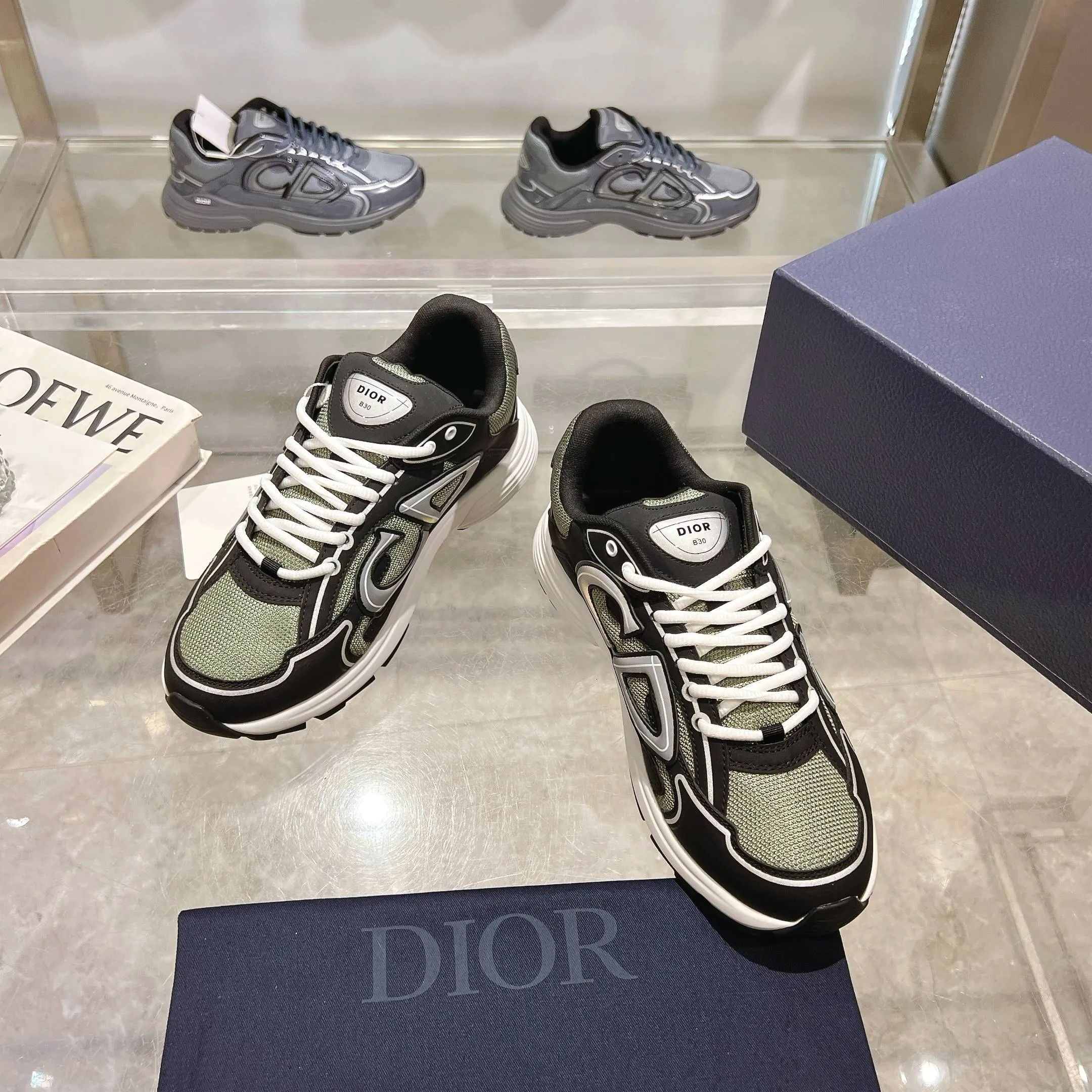 👟👟Ex-factory price 520👟👟 H612 high version B30 low-top sneakers are one of the flagship styles of this series. Crafted from mesh and technical fabrics, it's finished with a reflective 'CD30' graphic and 'DIOR B30' and 'CD30' logos on the heel and tongue. The extra-light, sculpted rubber sole adds style with signature accents, while internal stretch details create ideal comfort. Can be paired with a variety of casual looks to show a fashionable, modern and sporty style. ✅Size: 35-47 (45-46-47 customized, non-returnable and non-exchangeable) ✅Sole material: Original ultra-light IP sole ✅Packaging: Brand new counter packaging